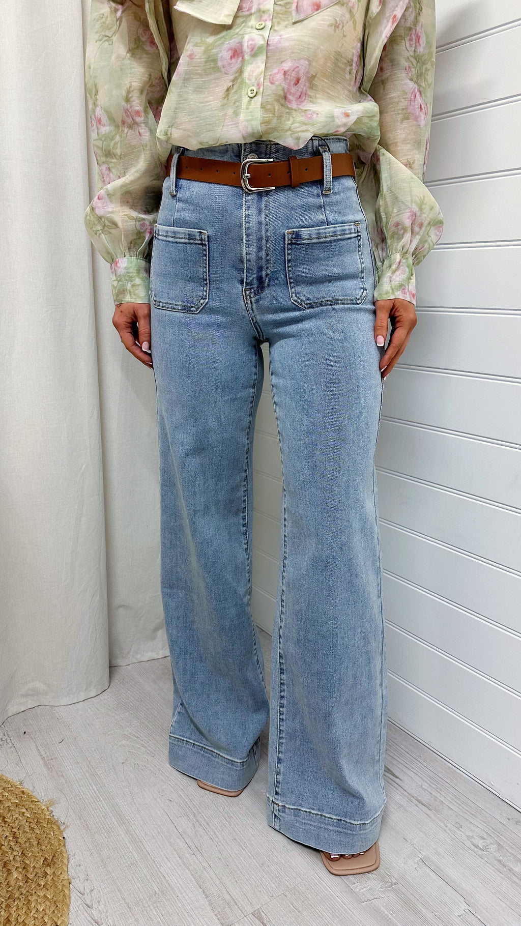Front Pocket Belted Wide Leg Jeans - LIGHT BLUE