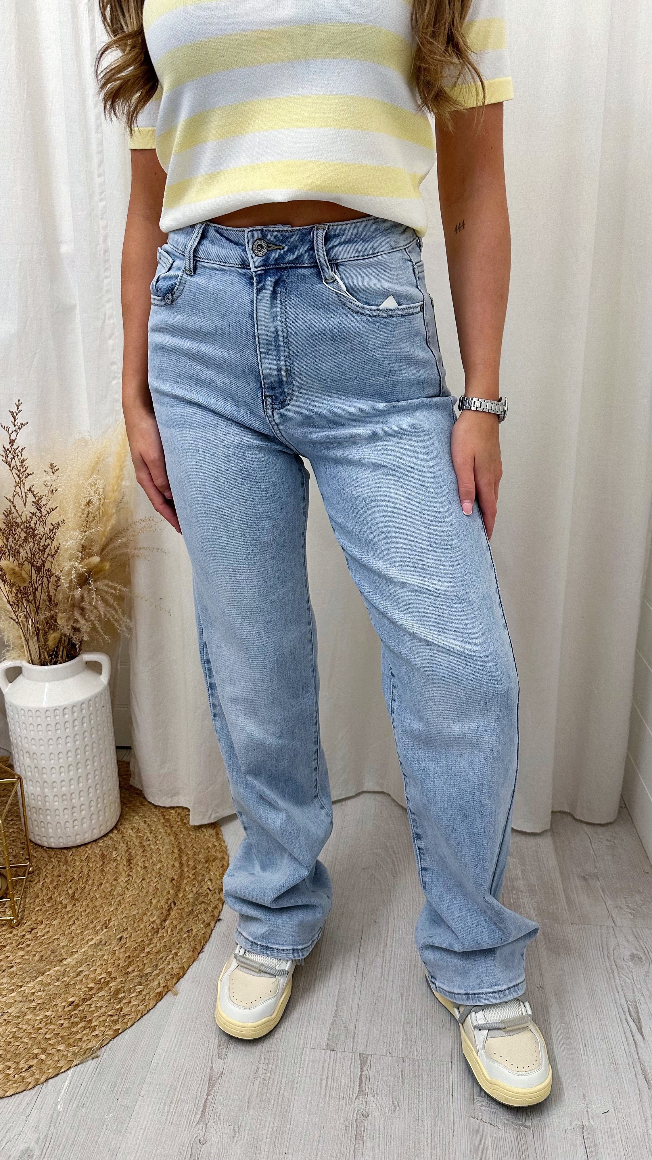 Straight Leg High Waisted Jeans - LIGHT BLUE
