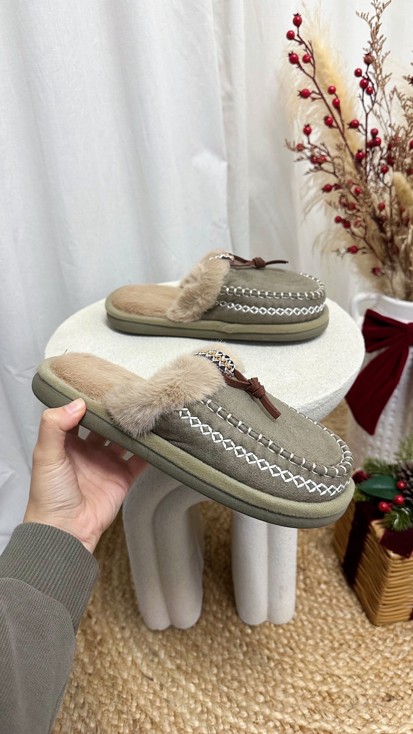 Embroidered Trim Faux Fur Slippers - GREEN