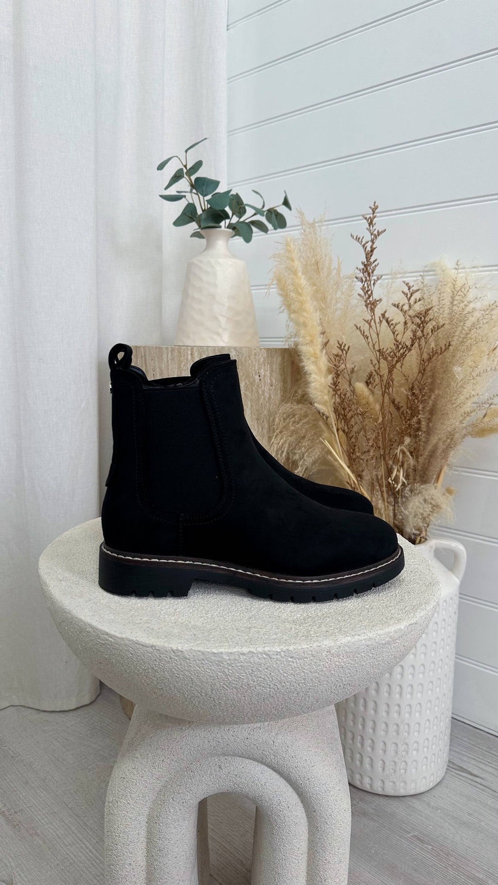 Suede Classic Chelsea Boots - BLACK