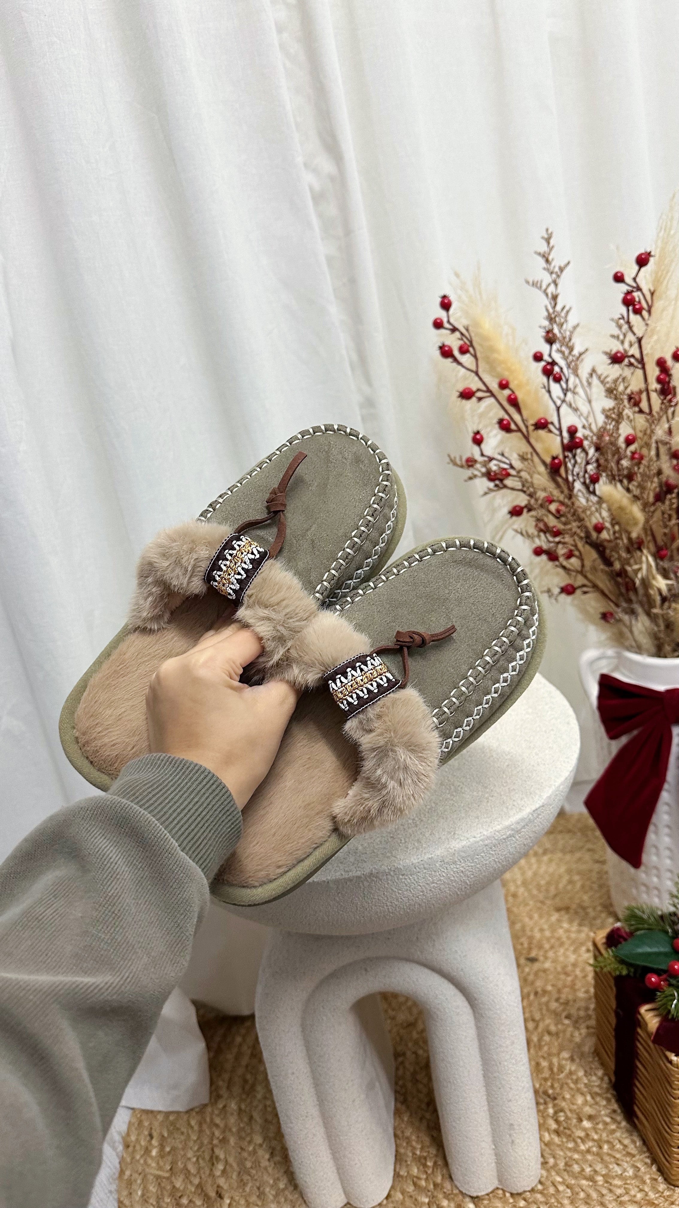 Embroidered Trim Faux Fur Slippers - GREEN