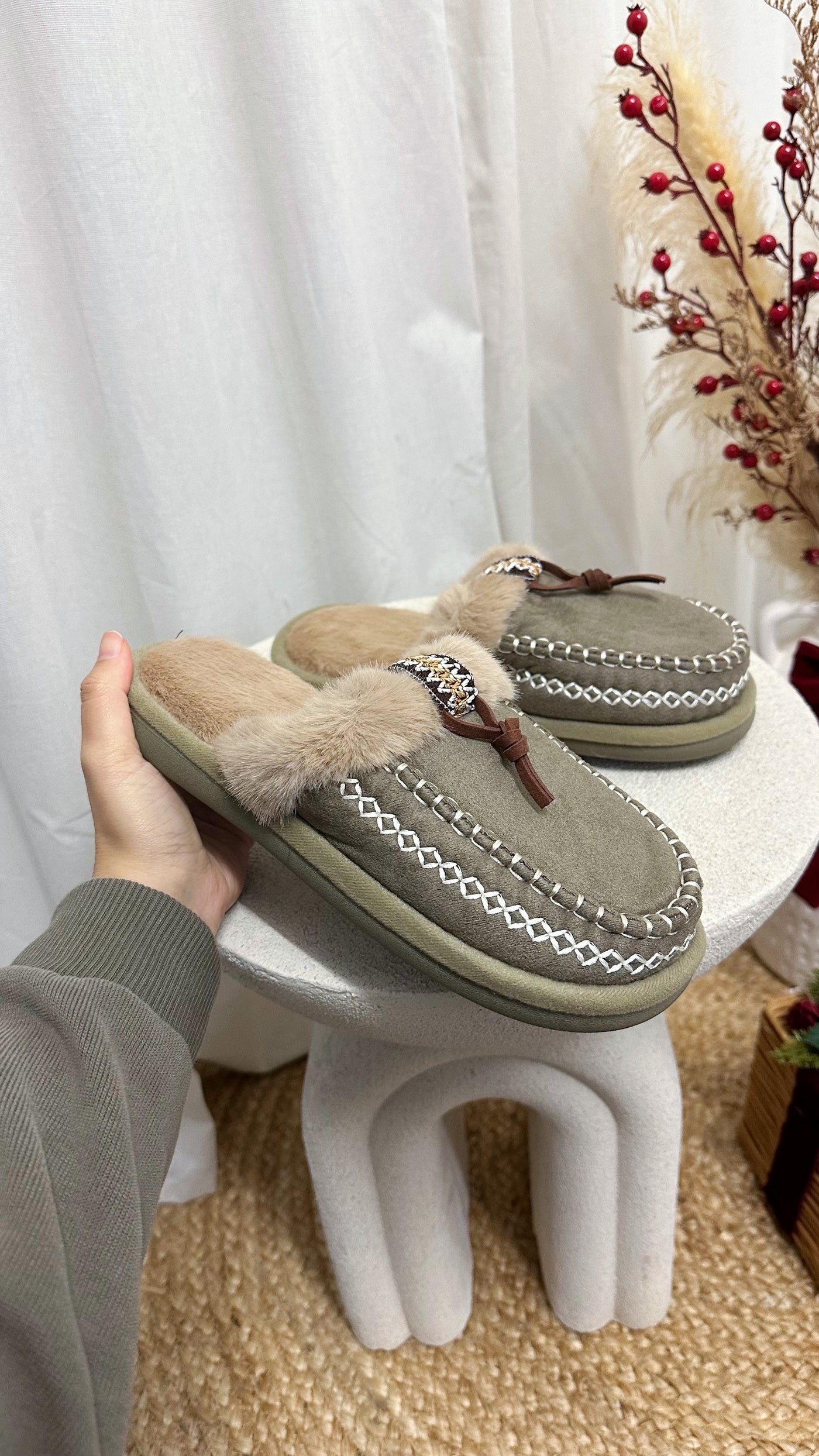 Embroidered Trim Faux Fur Slippers - GREEN