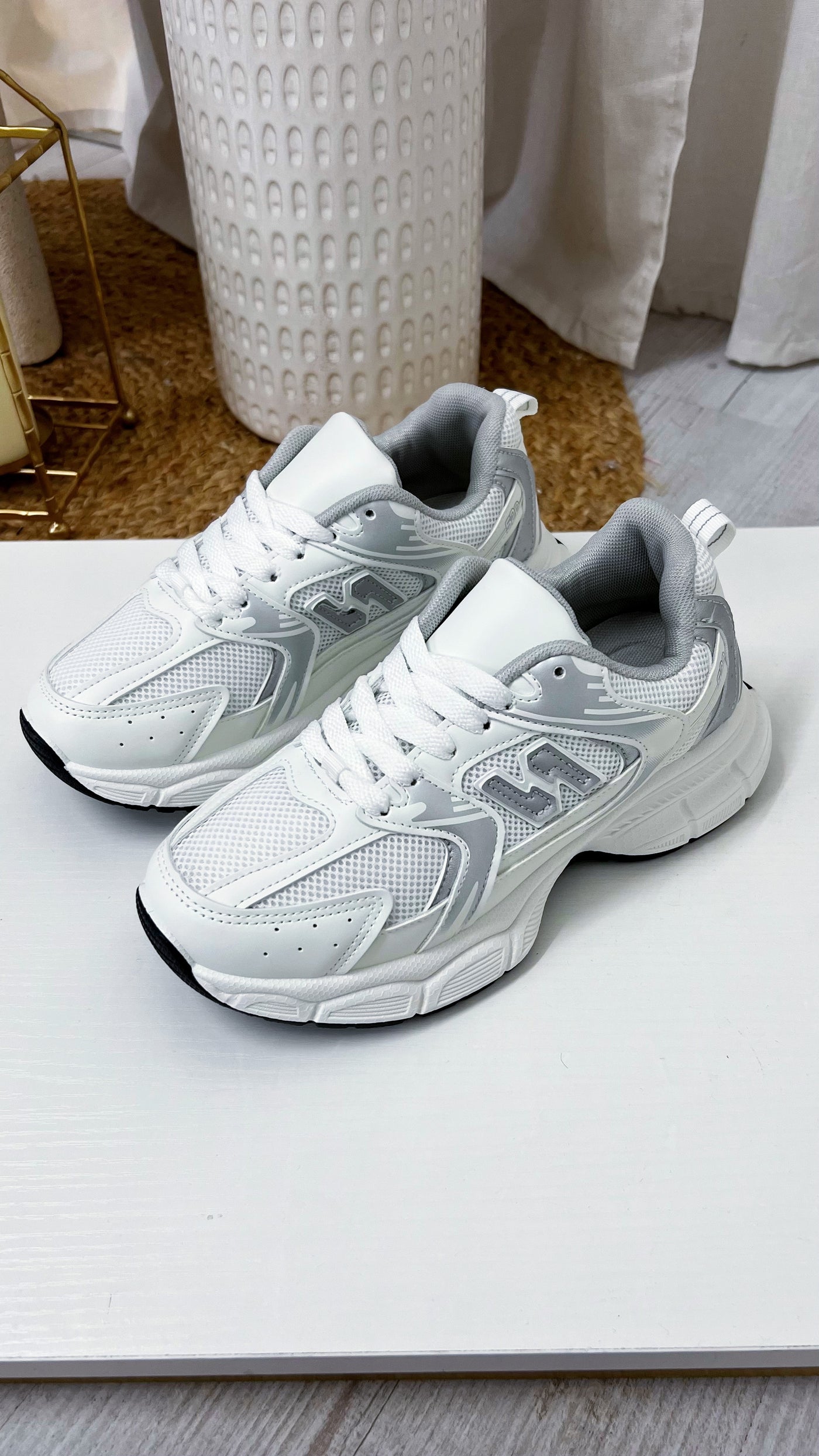 Retro Chunky 530 Trainers - WHITE/SILVER