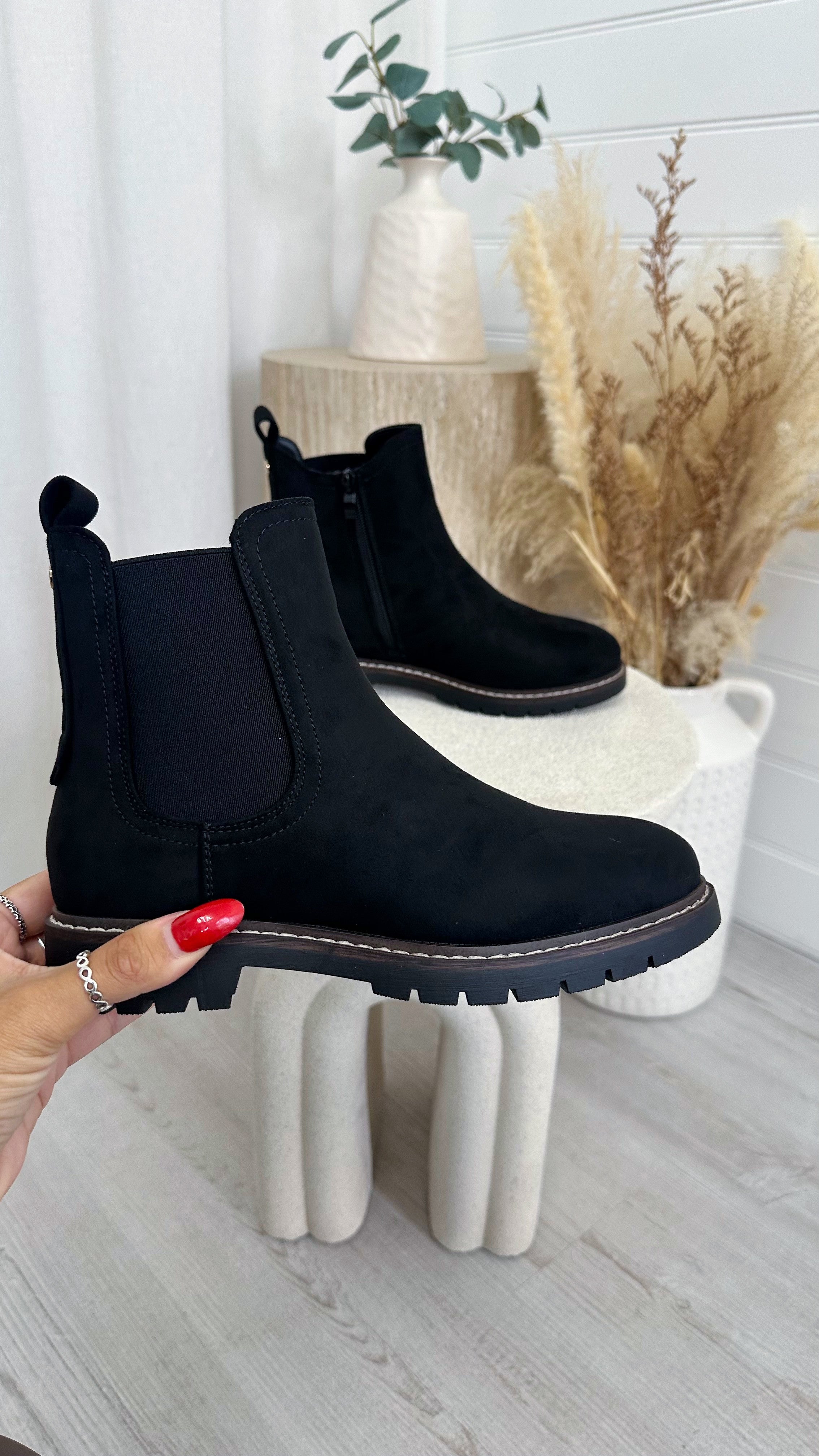 Suede Classic Chelsea Boots - BLACK