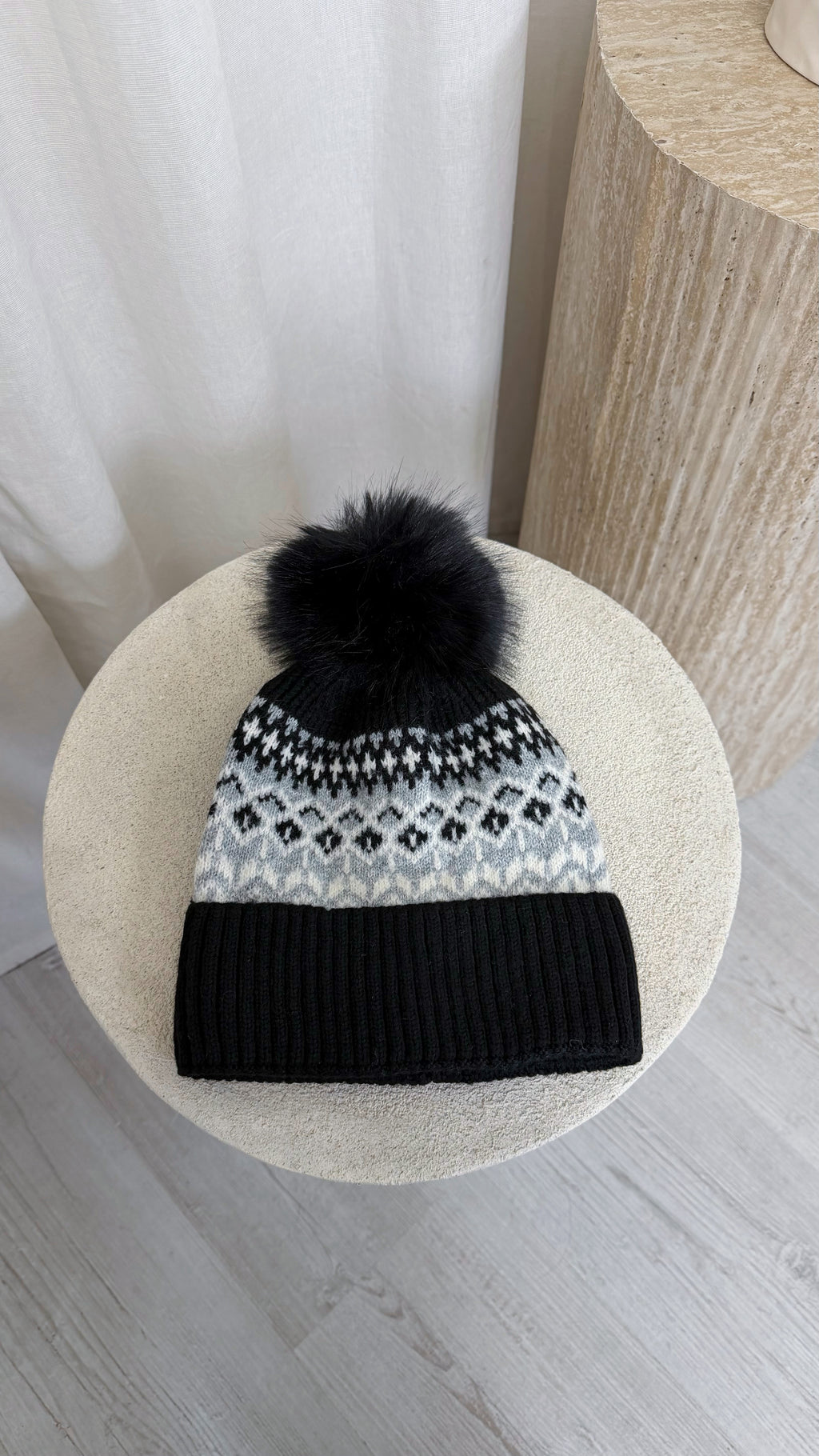 Knitted Bobble Hat - BLACK