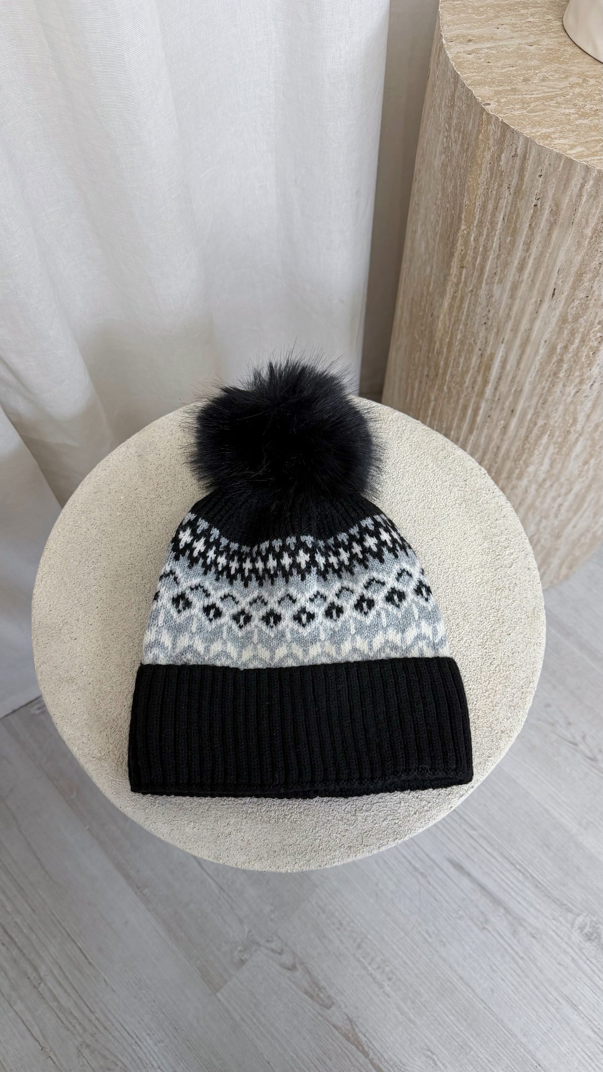 Knitted Bobble Hat - BLACK