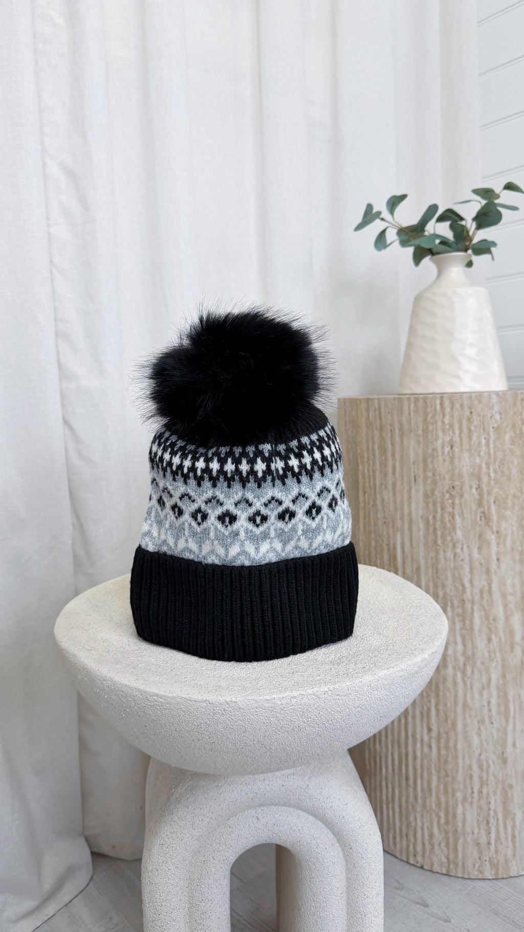 Knitted Bobble Hat - BLACK