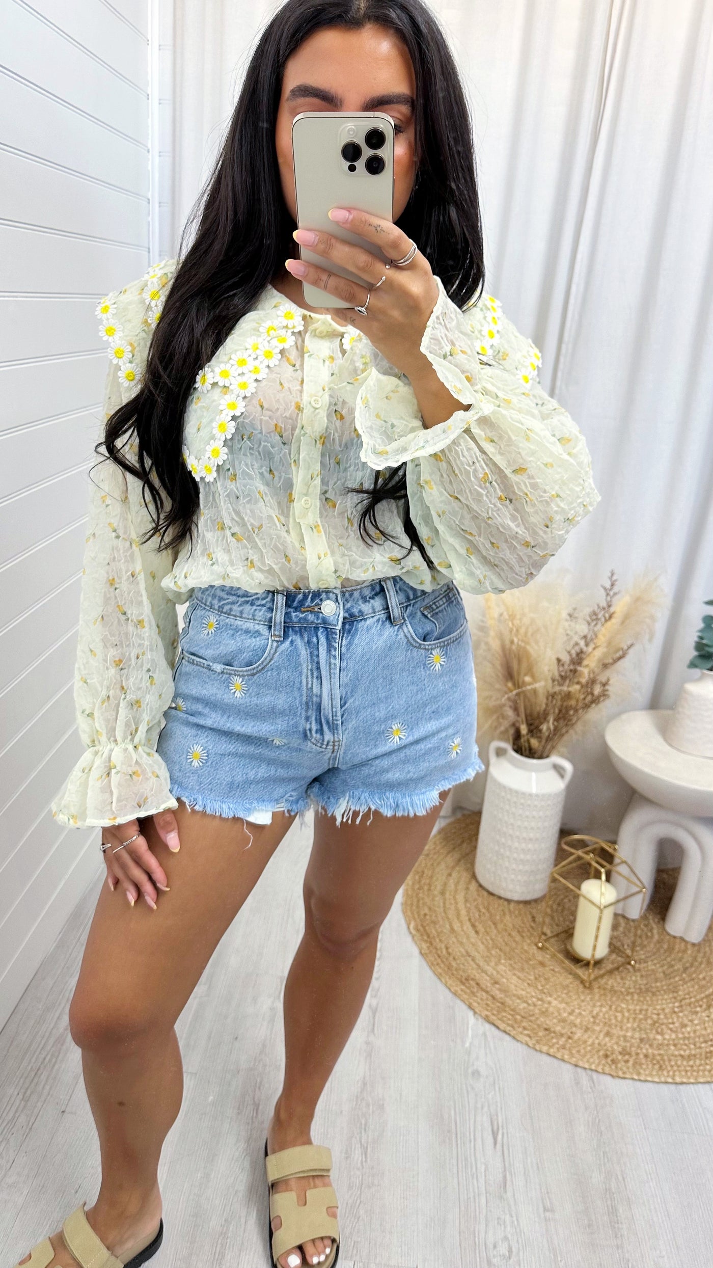 Embroidered Daisy Denim Shorts - LIGHT BLUE